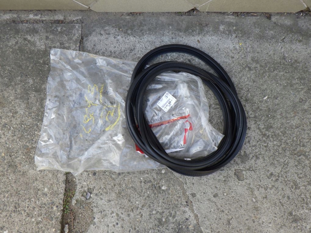 фото №1, Opel crossland x 17- прокладка кришки багажника