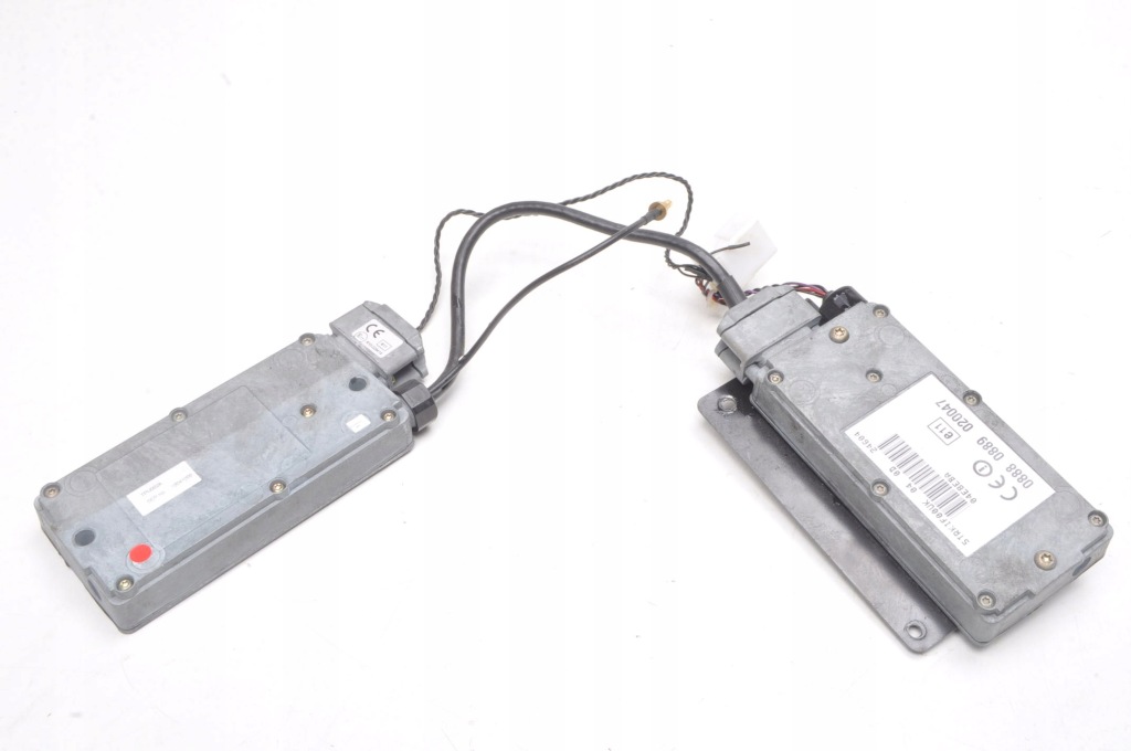 Купити Aston martin db9 модуль реле 08880889020047