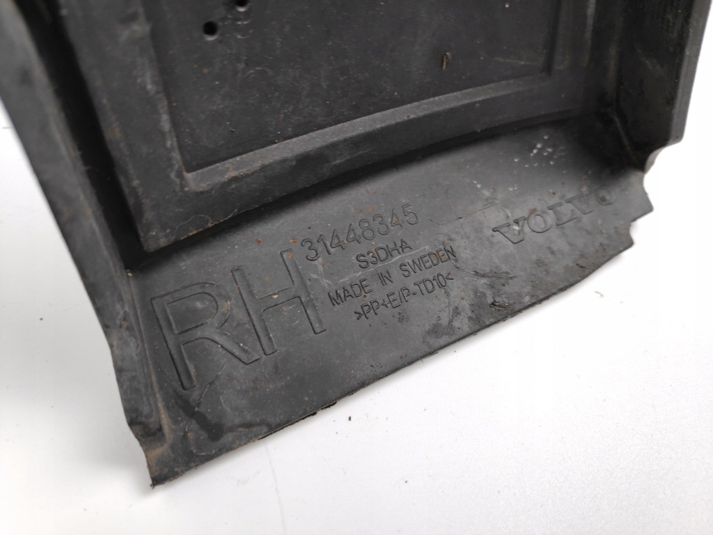 Купити Volvo xc40 ii молдинг накладка крила правий перед 31448345