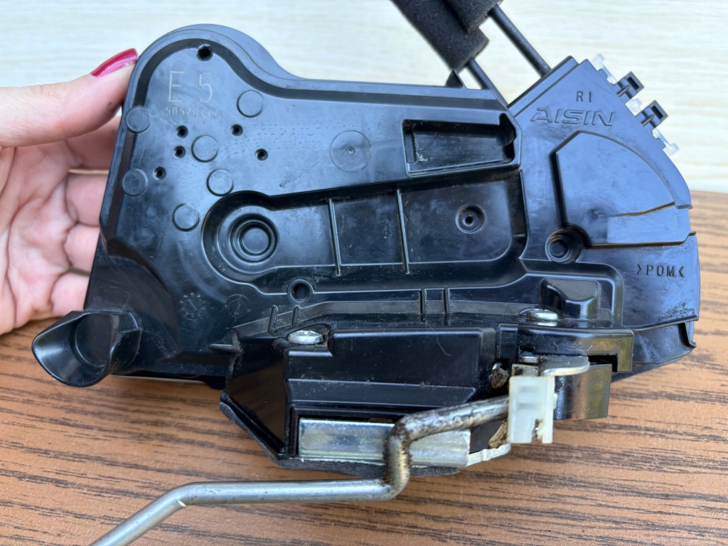 Купить Замок дверь правый  перед toyota prius plus 4pin 6903053120 50520112