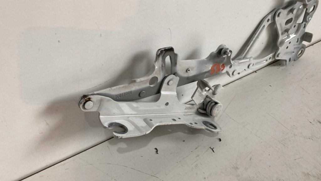 Bmw x1 f48 петля капота левое  732944113 в Украине