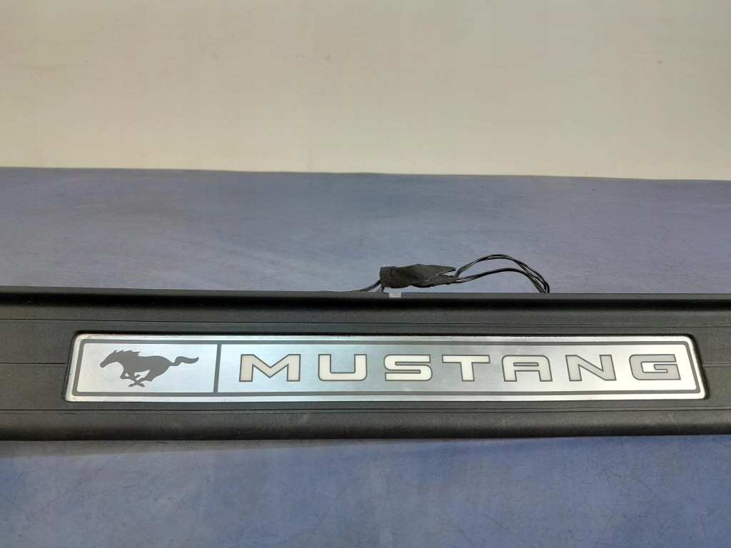 фото №2, Ford mustang mk6 молдинг поріг права led