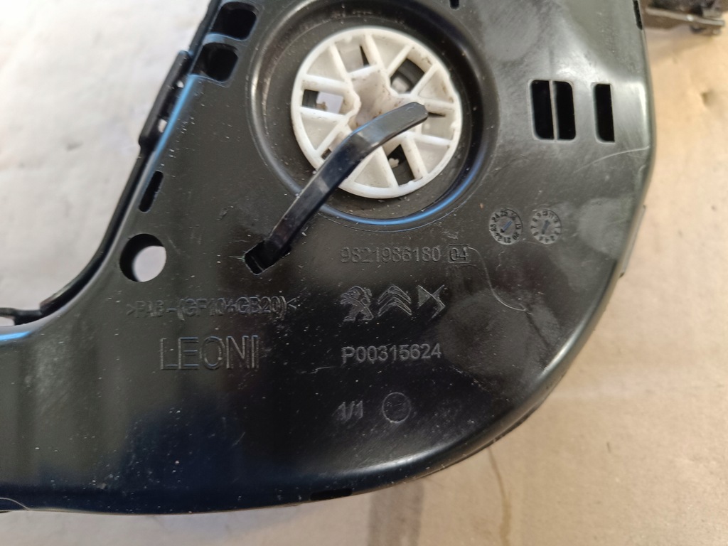 фото №10, Opel astra l vi - защита электропроводка трубопровод аккумулятора