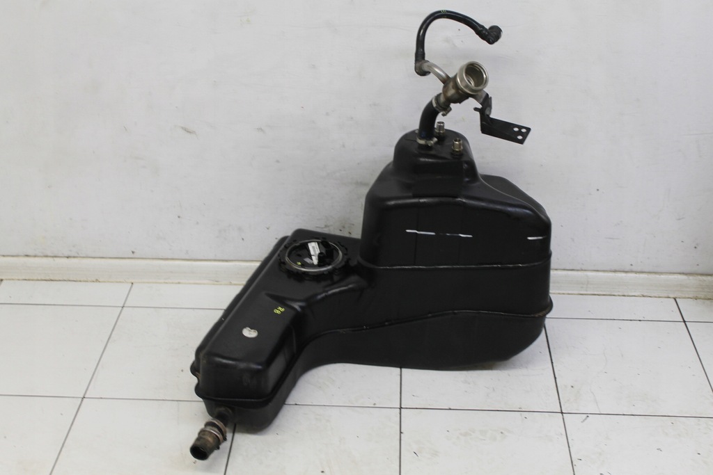 фото №3, Audi r8 420 06- bak топлива 4.2 fsi 420201022d