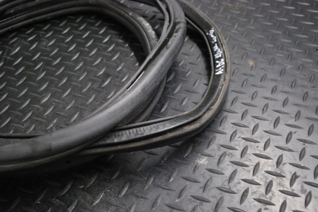 фото №6, Прокладка крышки багажника a4 b6 avant 8e9827705h