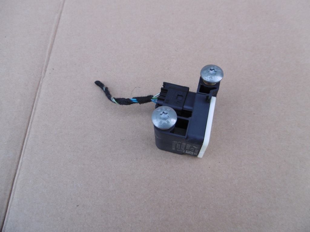 Купити Датчик ударний боковий bmw e90 e91 e70 e71 e81 e82 e83 e84 e87