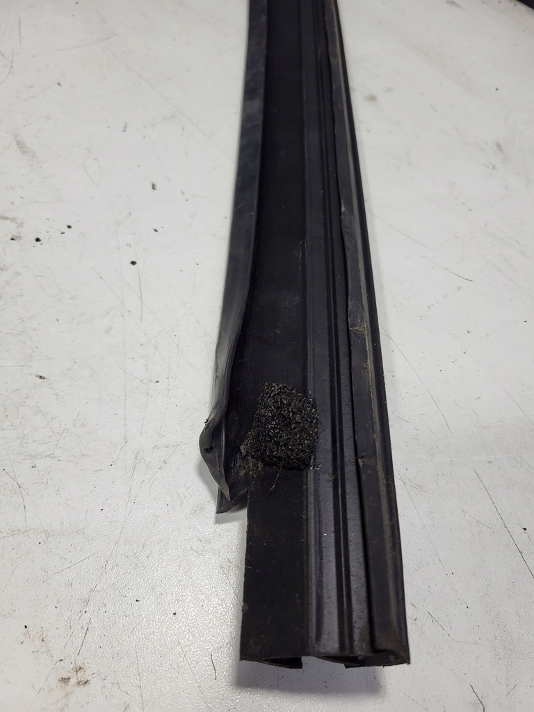 фото №11, Прокладка направляющая стекло правый перед peugeot 2008 i 9673086280