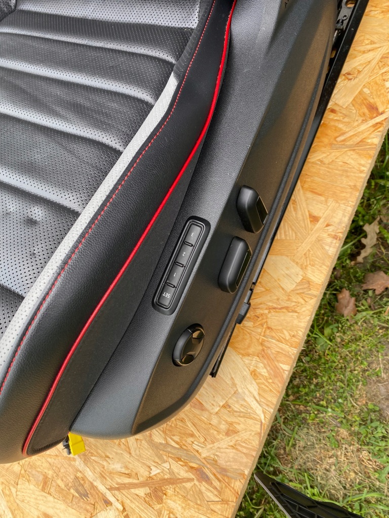 фото №9, Сиденья заднее сиденье обшивки туннель golf 8 gti clubsport кожа электрика !!!