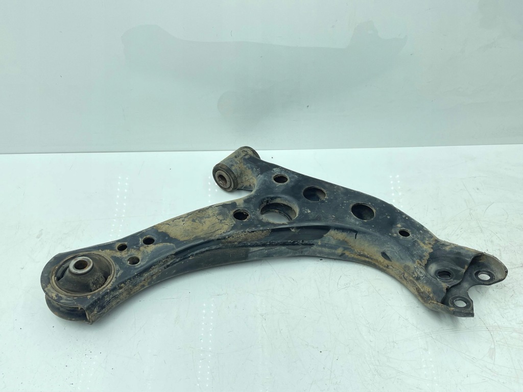 фото №1, Toyota prius prime 2016 нижний рычаг передний