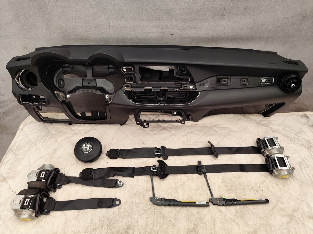 фото №1, Alfa romeo stelvio консоль подушка безопасности ремни