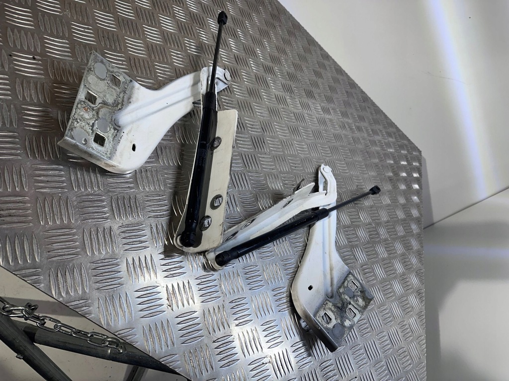 фото №8, Петлі капот перед jaguar f-pace