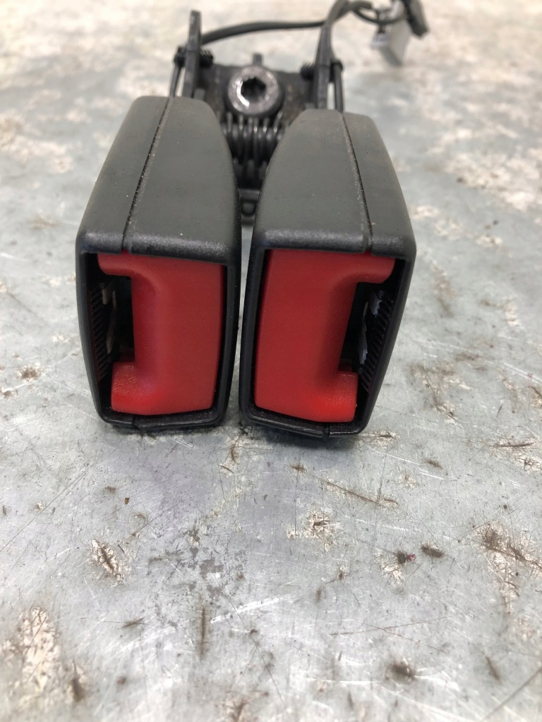 фото №4, Защёлки поперечина задняя iii ряд opel zafira c 13251491