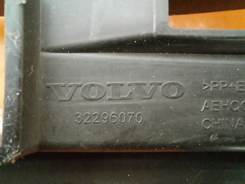 фото №9, Volvo xc60 ii 17- решётка бампера перед средняя 32296070