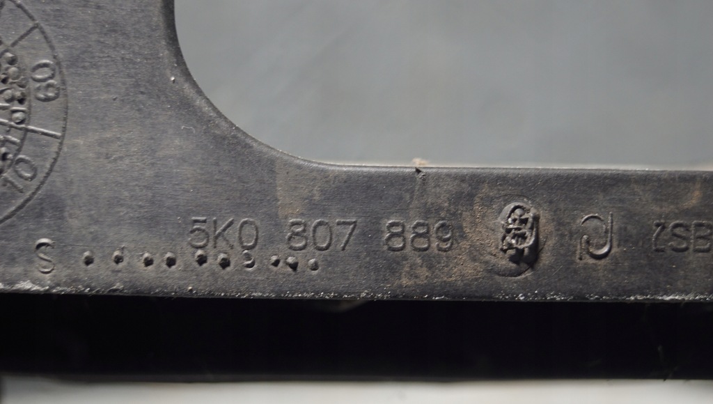 фото №10, Направляющая лампы левый vw golf vi 5k0807889j