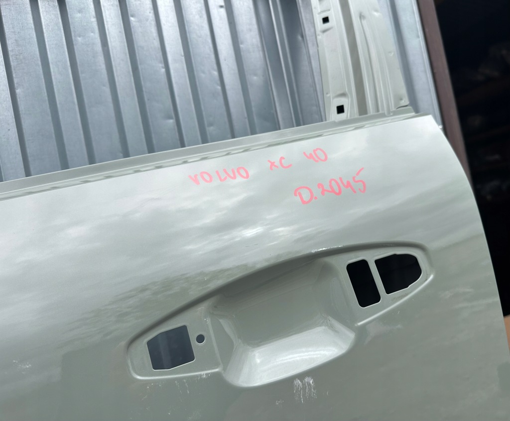 Двері ліва передні volvo xc40 ліва перед Зі Шроту