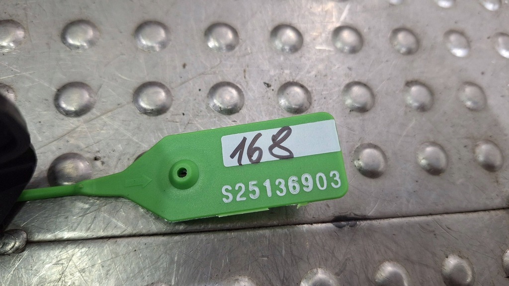 фото №6, Защита петля крышки багажника правый задняя 9j1827340 porsche taycan 9j1