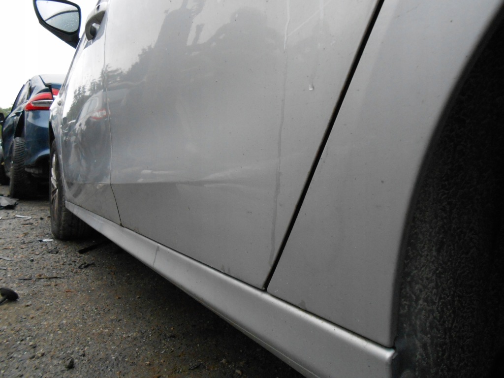 Peugeot 301 дверь левая задние код лакокрасочного покрытия ezr Оригинал