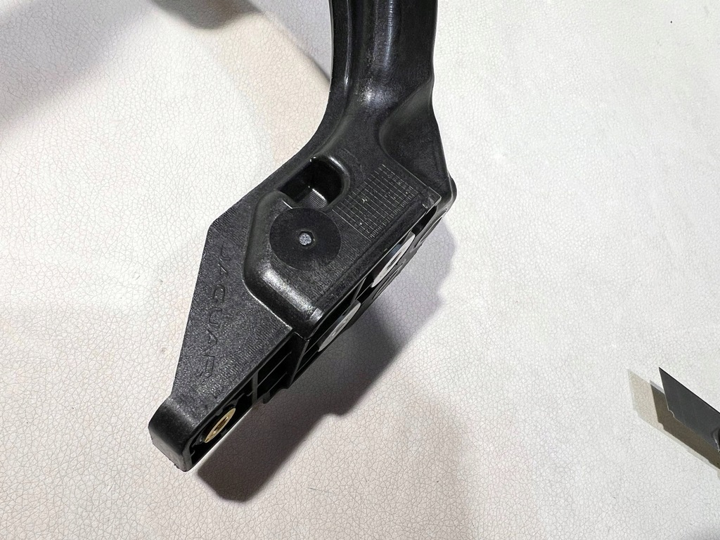 фото №5, Панель фары кронштейн направляющая правый лампы jaguar xe xf lx73-13n078