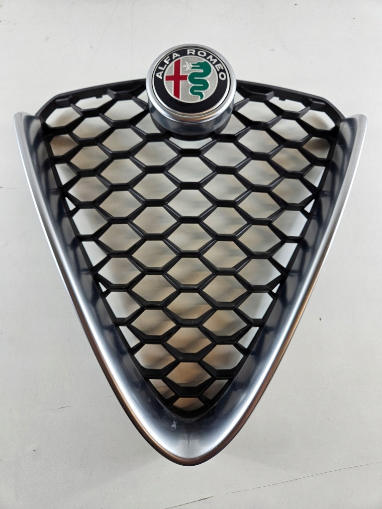 фото №1, Alfa romeo giulia решётка радиатора решётка радиатора бампера перед 156152055