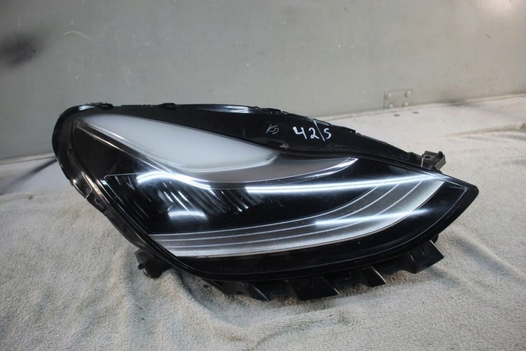 фото №1, Лампа права перед tesla model 3 iii y full led 1077376-00-c