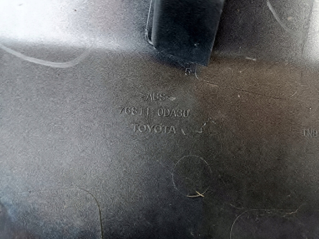 фото №8, Toyota yaris iii накладка крышки задний 76801-0db20