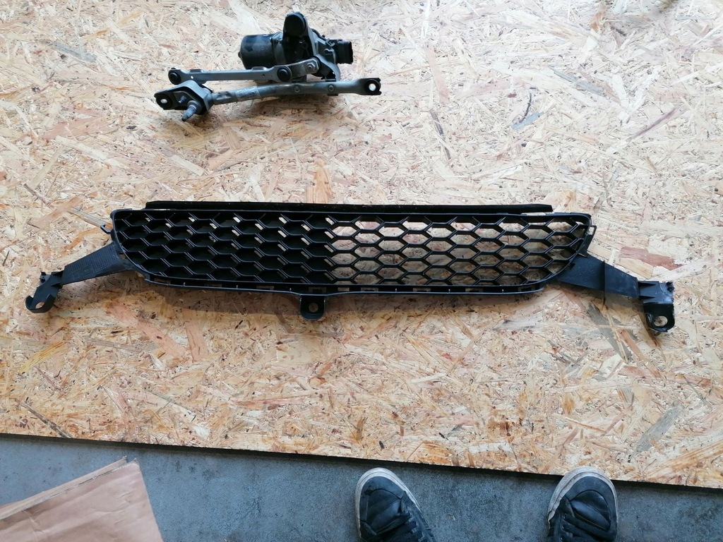 фото №1, Toyota aygo 09-12 решітка w бампер lift