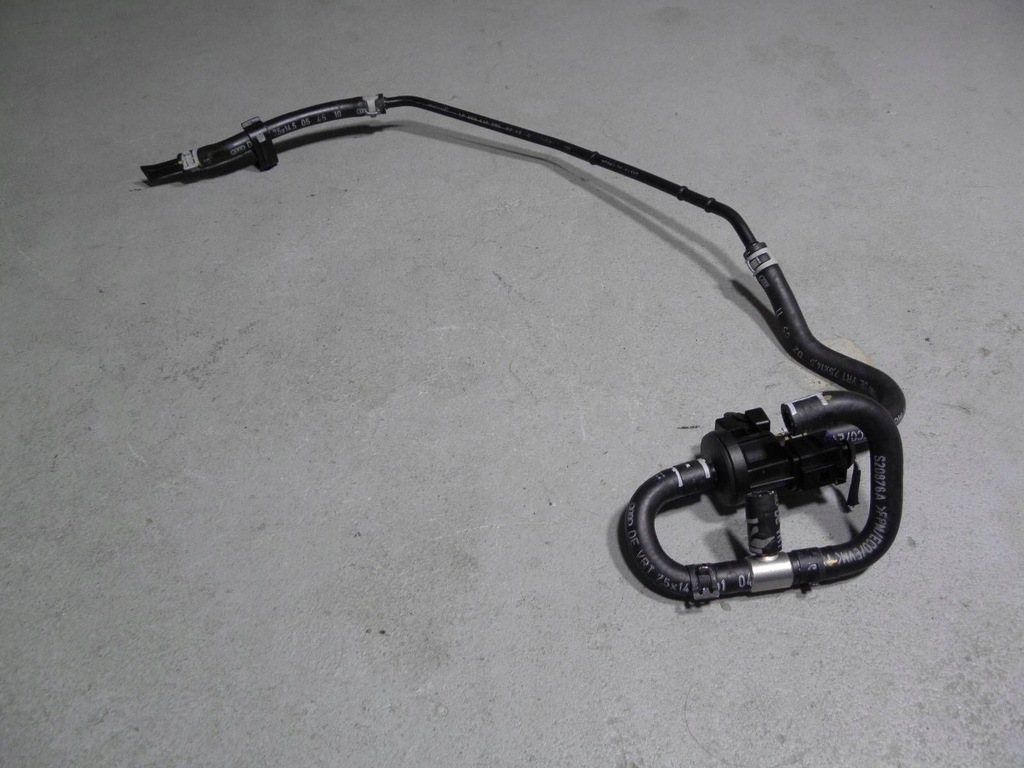 фото №1, Audi rs4 b7 4.2 // клапан шланг топлива 8t0201528d