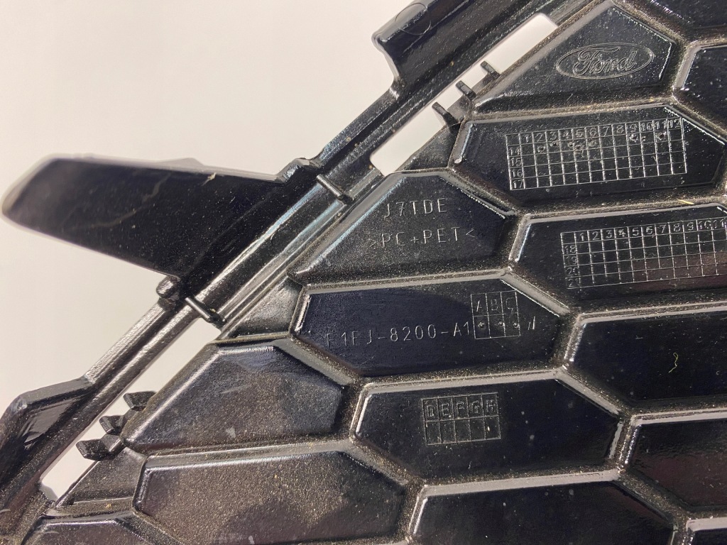 Купить Решётка радиатора верхний решётка  ford focus mk3 рестайлинг  st-line f1ej-8200-a1