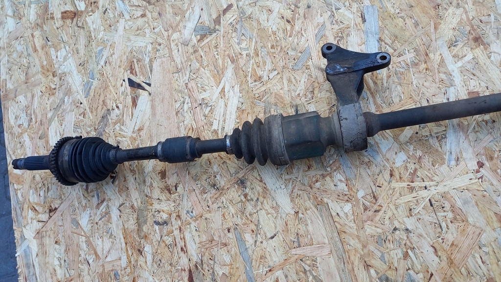 Привідний вал правий перед mazda 323f bj 01r 1.6b hb в Україні