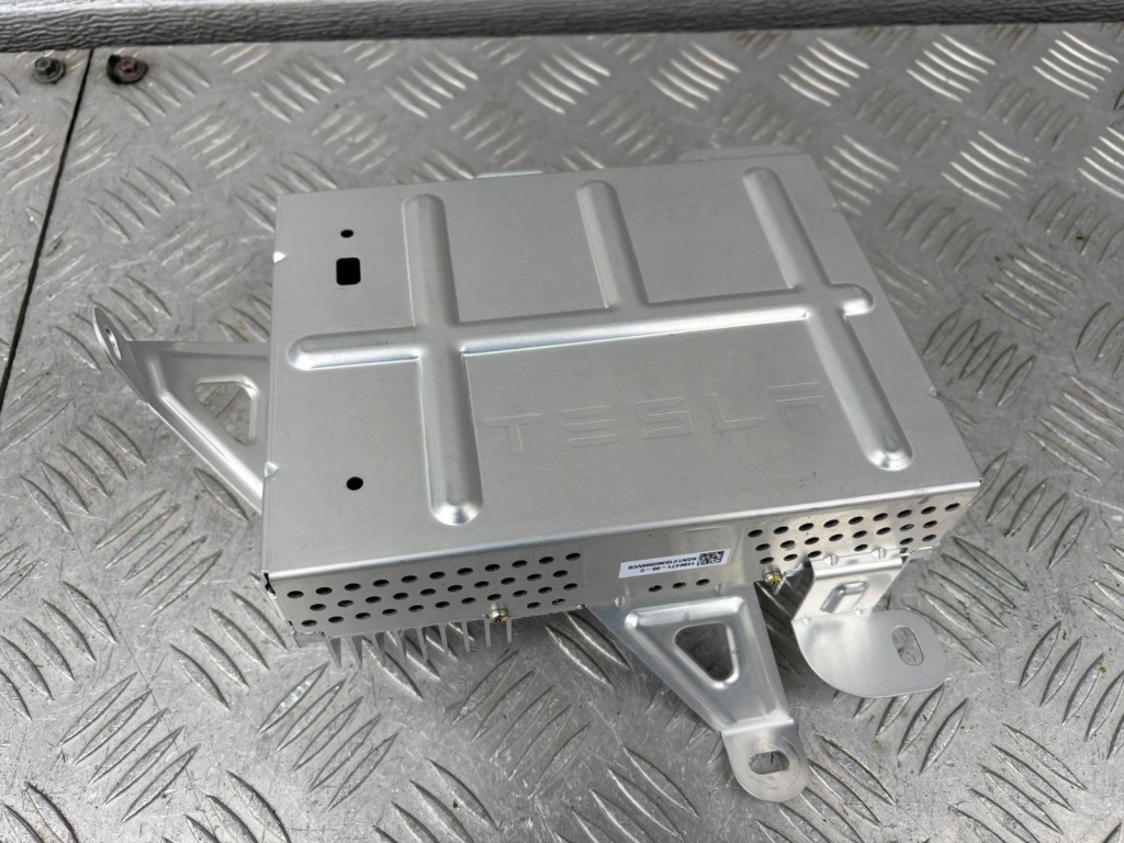 фото №1, Tesla model 3 s plaid 2021r. підсилювач аудіо модуль 1490471-00-c