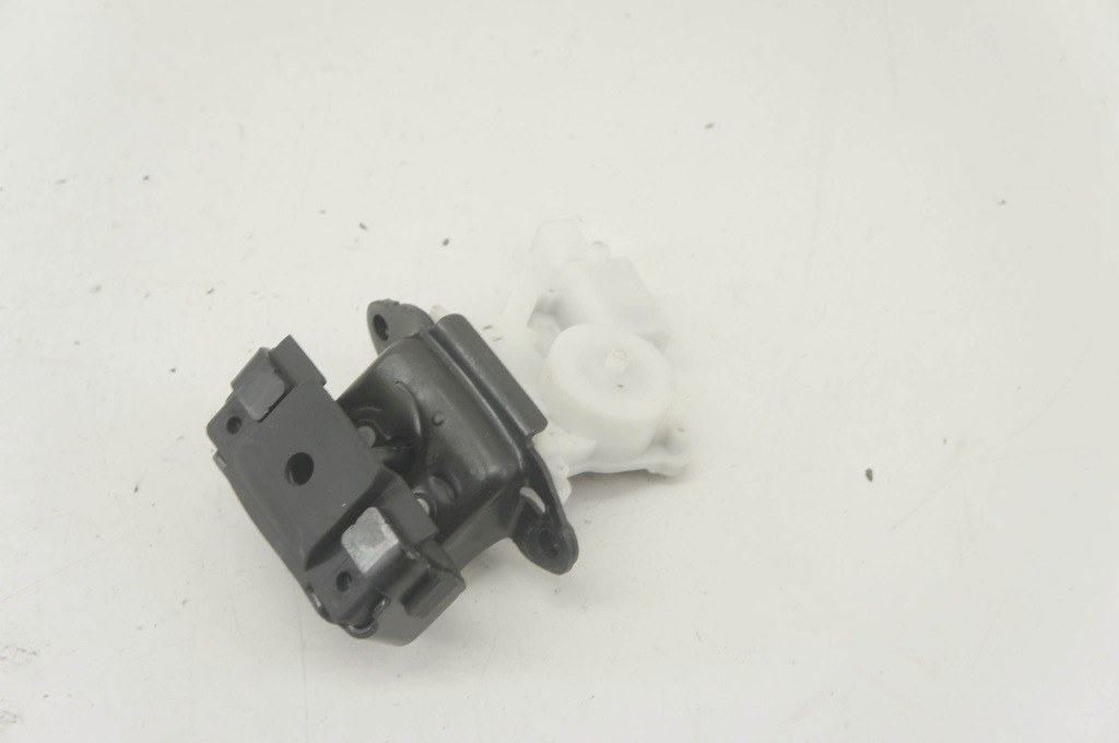 фото №1, Gu092 infiniti q30 замок засов крышки багажника