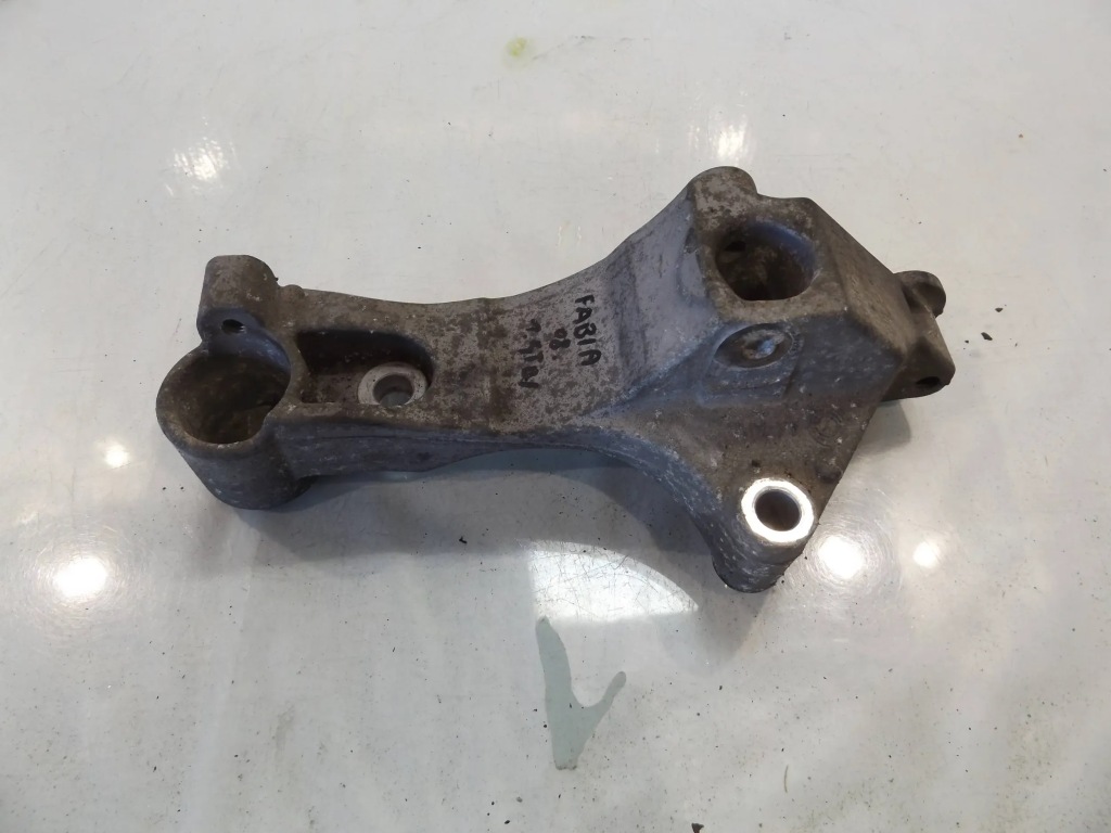 фото №1, Fabia ii 1,4tdi кронштейн генератора 03g903143c