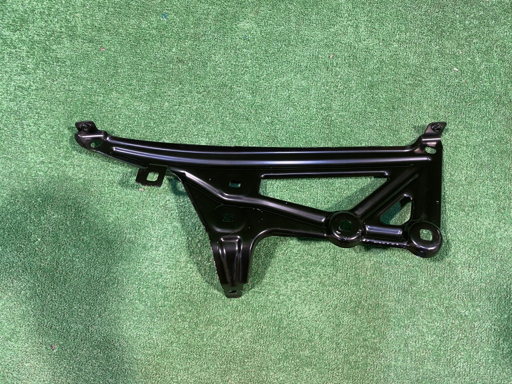 Bmw x1 f48 кронштейн кронштейн крила правий праве  перед 7329448 Зі Шроту