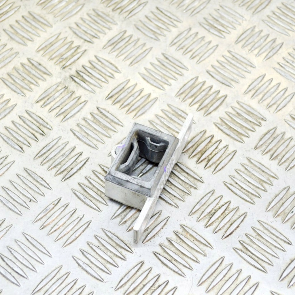 Tesla model 3 2018 панель кріплення радіатора Ціна