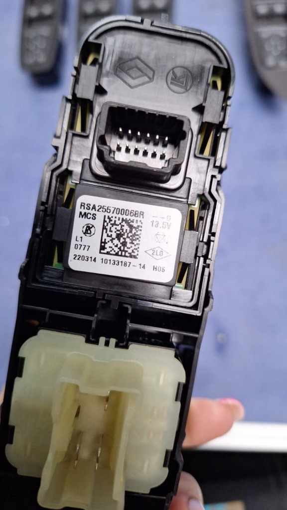 фото №2, Панель переключатель окон зеркал renault 255700068r