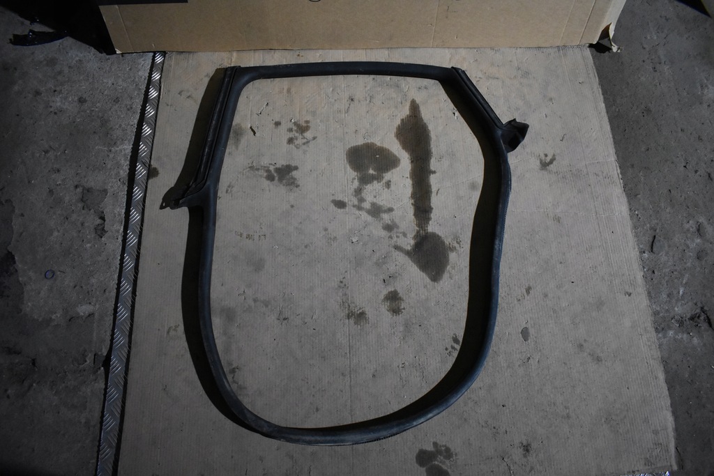 фото №1, Прокладка двері ліва задня porsche taycan 1