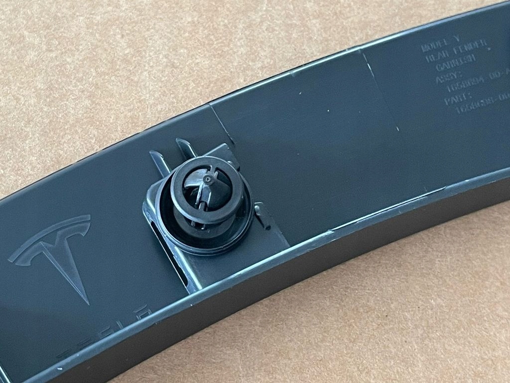 Накладка молдинг крыла правый задний  1658694-00-a 165869400a tesla model y в Украине