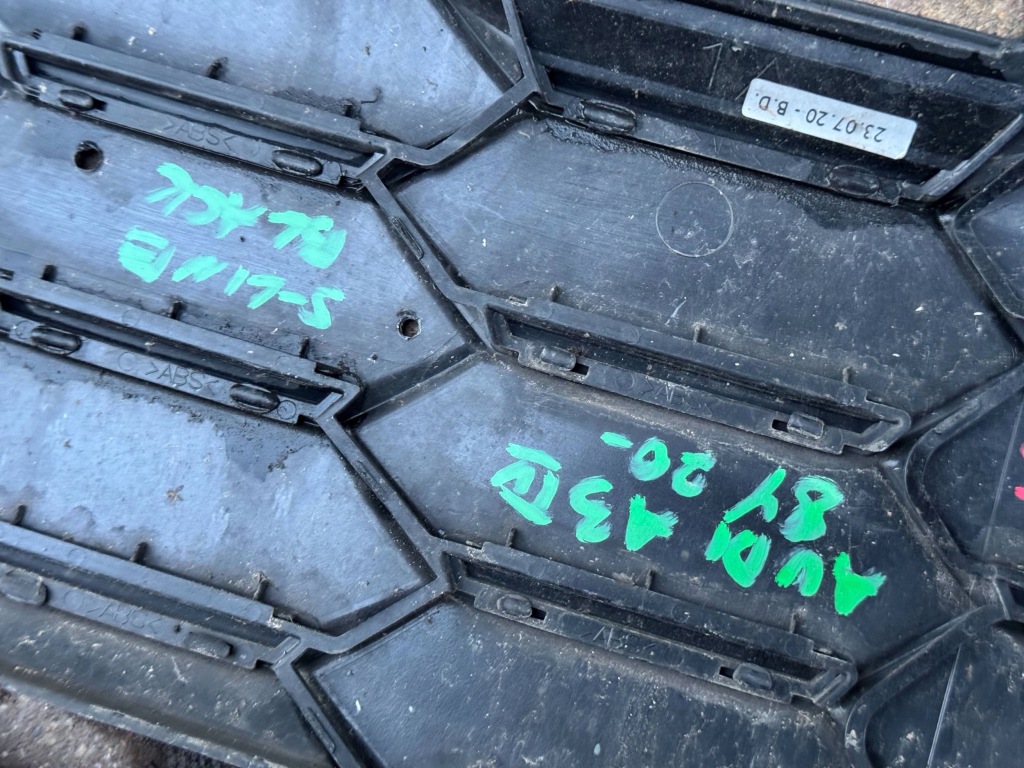 Audi a3 8y iv 4 20- s-line решётка радиатора решётка  решётка средняя бампер перед перед в Украине