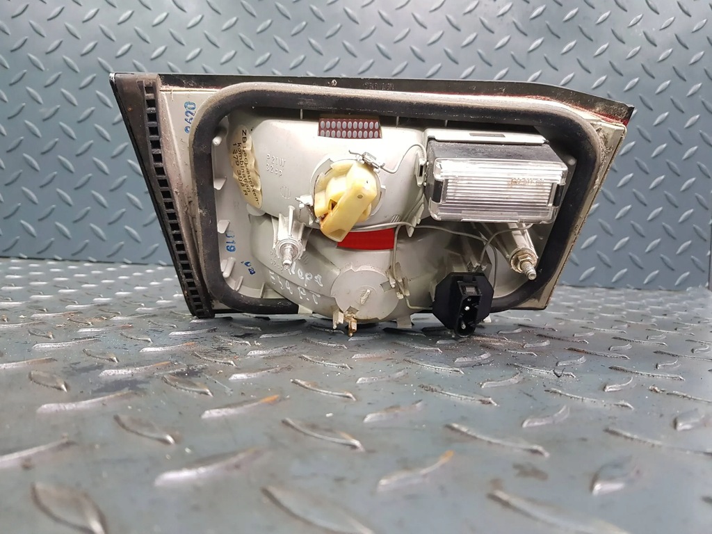 фото №8, Лампа права задня кришки багажника оригінал 1 379 398 bmw 5 e34 sedan