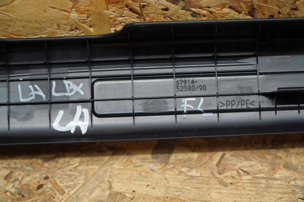 Накладка порога  передок  левая 67914-52380 правая 67913-52280 lexus lbx 24r новая в Украине