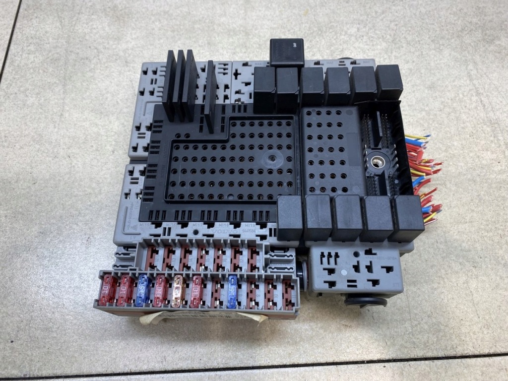 фото №1, Коробка предохранителей s80 i 2.4 9401802