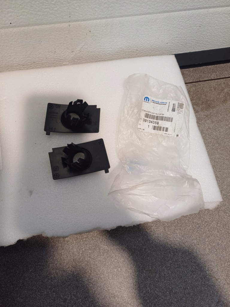 Кронштейн датчиков парковки перед корзина бампера opel corsa d 39134359 в Украине