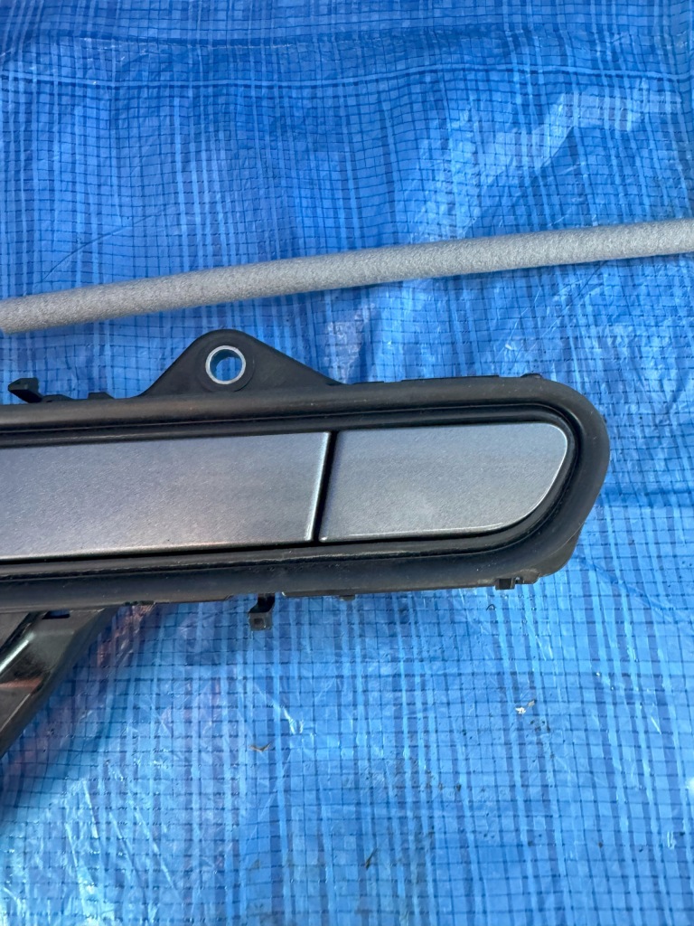 Ручка дверь передних левых renault megane v e-tech 806079889r Оригинал