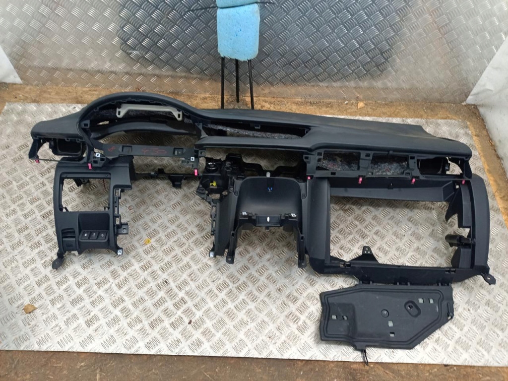 фото №1, Toyota avensis t27 lift t29 приборная панель приборная