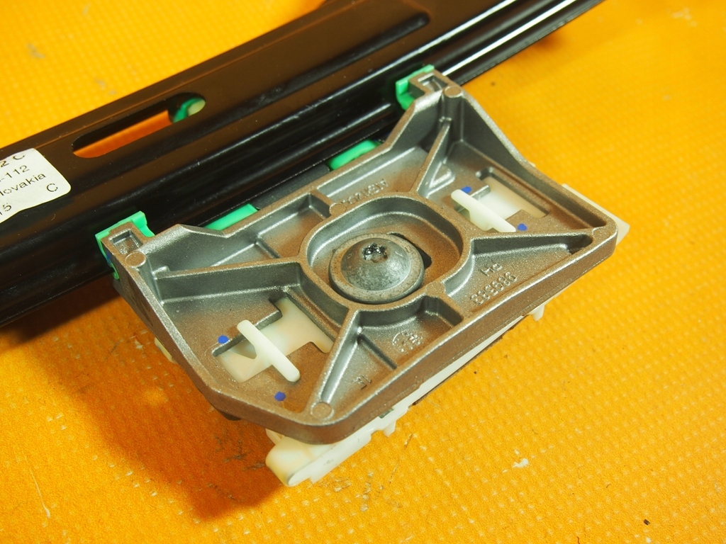 фото №8, Audi a5 8t направляющая стекло задняя правая 8t8839462c / 8k0959801a