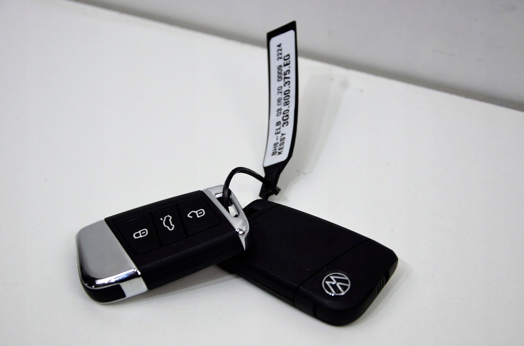 фото №1, Vw passat b8 fl оригинальный ключи pilot 3g0800375eg