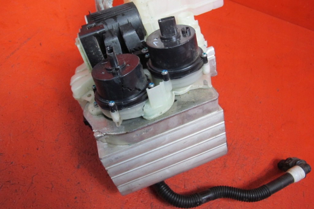 Tesla model y насос води тепла кондиціонера Ціна