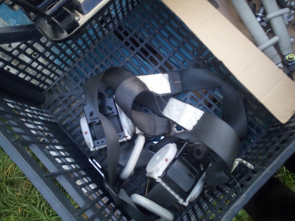 фото №8, Toyota avensis verso 01- крепления сидений 2 ряд ремни болты комплект