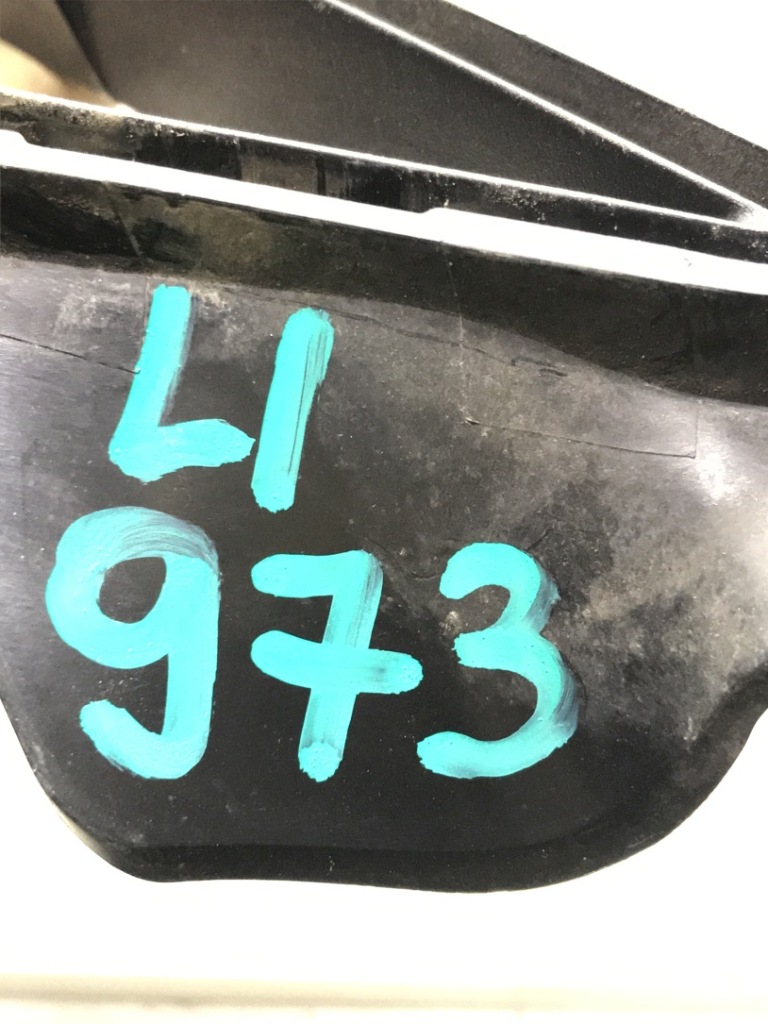 Решітка бампера середина нижній audi a4 b9 8w0807683b Оригінал