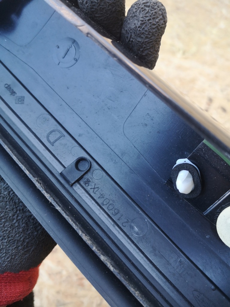 Купити Ds3 crossback молдинг скло лобове права 9820791680